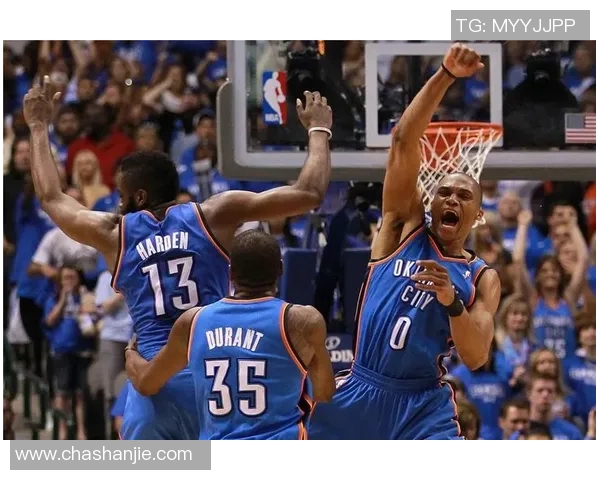 勇士与篮网激战正酣海报展现篮球激情与团队精神的完美结合 勇士与篮网激战正酣海报展现篮球激情与团队精神的完美结合