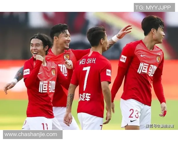 恒大与富力激战在即海报展现两队激情对决的精彩瞬间